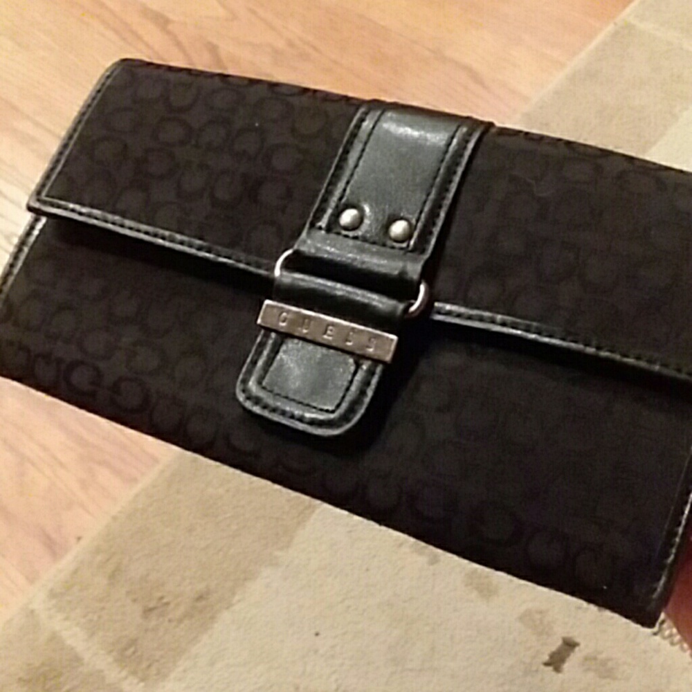 Guess clutch